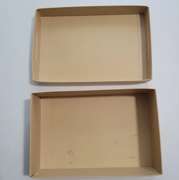 Michael Korrs Empty Box - Picture 5 of 7